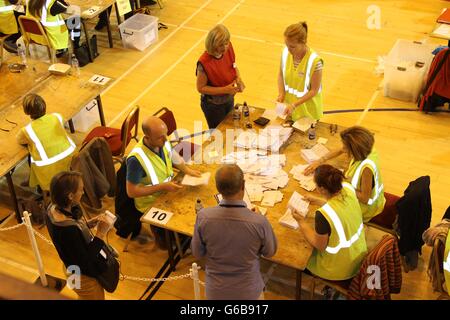 Edinburgh, Royaume-Uni. 23 Juin, 2016. Les bulletins sont comptés à Édimbourg, Royaume-Uni, le 23 juin 2016. Des millions de britanniques ont voté pour rester dans ou quitter l'Union européenne (UE) dans l'UNION EUROPÉENNE Référendum le jeudi. Credit : Guo Chunju/Xinhua/Alamy Live News Banque D'Images