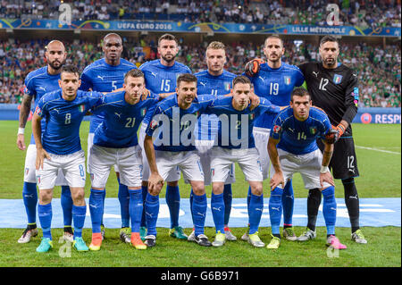 Simone Zaza (Italie) Angelo Obinze Ogbonna (Italie) Andrea Barzagli (Italie) Ciro immobile (Italie) Leonardo Bonucci (Italie) Salvatore Sirigu (Italie) Alessandro Florenzi (Italie) Federico Bernardeschi (Italie) Thiago Motta (Italie) Mattia De Sciglio (Italie) Stefano Sturaro (Italie) Équipe (Italie) ; 22 juin 2016 - Football : UEFA Euro France 2016, groupe E, l'Italie 0-1 en Irlande, à Stade Pierre Mauroy, Lille Métropole, France. L'équipe ; (Italie) ; © aicfoto/AFLO/Alamy Live News Banque D'Images