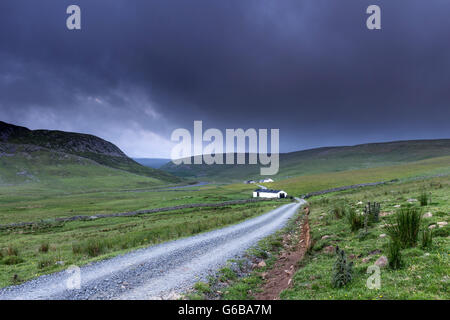 La région de Teesdale, County Durham, Angleterre nord-est. 24 Juin, 2016. Météo britannique. Au cours de la construction de nuages au nord des Pennines collines environnantes Widdybank Farm dans la région de Teesdale le jour où les électeurs britanniques décidé par une faible marge de quitter l'Union européenne. Crédit : David Forster/Alamy Live News Banque D'Images