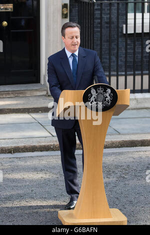 Downing Street, Londres, 24 juin 2016. Le Premier ministre britannique, David Cameron, s'affiche avant que la presse mondiale se sont réunis à Downing Street et annonce qu'il demandera pas de côté avec un nouveau Premier ministre en place avant la conférence du parti, après le pays vote pour quitter l'Union européenne. Crédit : Paul Davey/Alamy Live News Banque D'Images