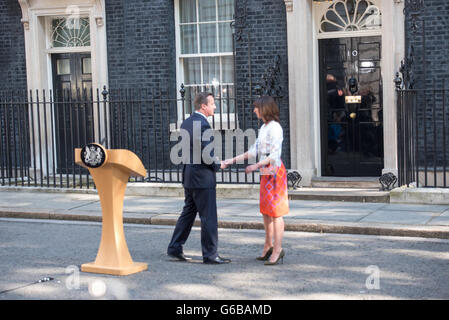 Londres, Royaume-Uni. 24 Juin, 2016. Le premier ministre David Cameron , à l'extérieur de 10 Downing Street, avec Mme Cameron suite à sa démission Crédit : Ian Davidson/Alamy Live News Banque D'Images