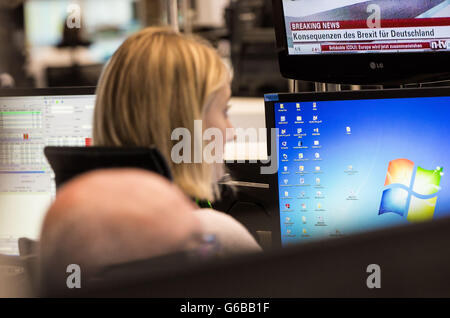 Un écran montre le premier ministre britannique, David Cameron, annonce sa démission après la Grande-Bretagne a voté pour quitter l'Union européenne (UE) lors d'un référendum tenu le 23 juin, à la bourse de Francfort am Main, Allemagne, 24 juin 2016. Photo : FRANK RUMPENHORST/dpa Banque D'Images