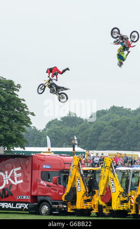 Le Lincolnshire, au Royaume-Uni. 23 Juin, 2016. Gratuites, JCB Diggers Danse, saut à cheval, oiseaux de proie, les meilleures races de chevaux et de charrettes, cascades, d'affichage, de vélos et de l'artisanat traditionnel, présentoirs de vente une partie de l'attraction de cette années pour les visiteurs de profiter se terminant le spectacle avec le rapport annuel de jeunes agriculteurs et de l'eau fleurs branches bataille . Credit : Clifford Norton/Alamy Live News Banque D'Images