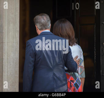 Downing Street, London, UK. 24 juin 2016. PM David Cameron entre dans 10 Downing Street avec Samantha Cameron après avoir annoncé sa décision de se retirer à partir de la direction avant d'octobre 2016 à la lumière des résultats du référendum de l'Union européenne. Credit : Malcolm Park editorial/Alamy Live News. Banque D'Images