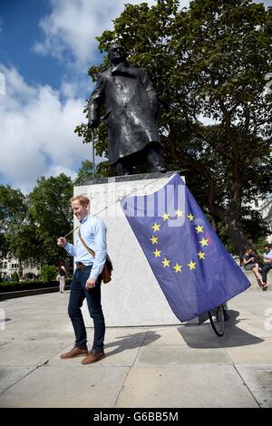 Vagues manifestant un drapeau de l'Union européenne à l'extérieur du Parlement de Westminster, le jour de l'UE résultat référendaire Banque D'Images