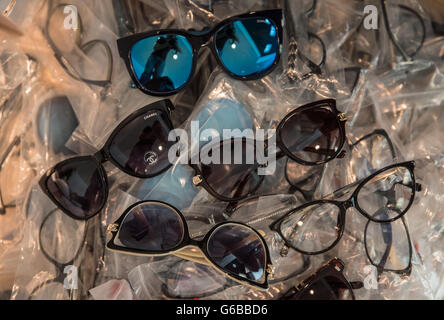 Plusieurs paires de lunettes de contrefaçon vu sur une table lors d'une conférence de presse à Frankfurt am Main, Allemagne, 24 juin 2016. Les douaniers allemands a saisi 15,6 tonnes de produits lors des contrôles effectués knockoff entre le 29 mars et le 09 mai 2016. Photo : Andreas ARNOLD/dpa Banque D'Images