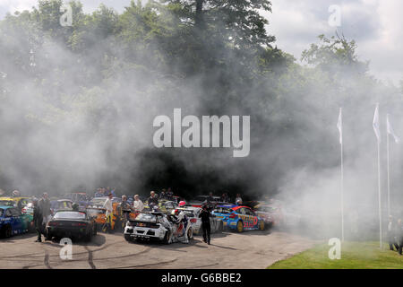 Goodwood, West Sussex, UK. 24 Juin, 2016. Haut de Goodwood paddock, tire la fumée, 24.6.16, Goodwood, West Sussex, UK Crédit : Malcolm Greig/Alamy Live News Banque D'Images