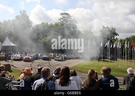 Goodwood, West Sussex, UK. 24 Juin, 2016. Goodwood à paddock, la fumée des pneus, 24.6.16, Goodwood, West Sussex, UK Crédit : Malcolm Greig/Alamy Live News Banque D'Images