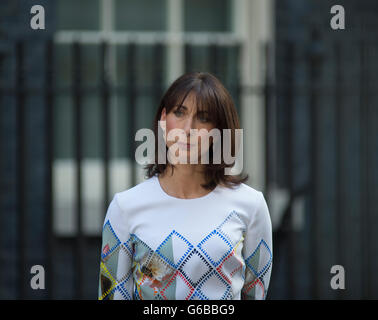 Downing Street, London, UK. 24 juin 2016. PM David Cameron annonce sa décision de se retirer à partir de la direction avant d'octobre 2016 à la lumière des résultats du référendum de l'UE, assisté par son épouse, Samantha Cameron, à l'extérieur no 10. Credit : Malcolm Park editorial/Alamy Live News. Banque D'Images