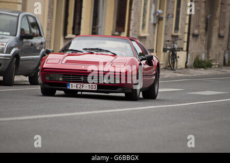 FANO, ITALIE - 16 MAI : Ferrari sur une vieille voiture de course en rallye Mille Miglia 2014 la célèbre course historique italien (1927-1957) le 16 mai, 201 Banque D'Images