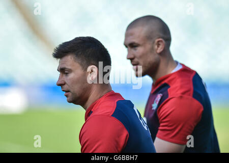 Allianz Stadium, Sydney, Australie. 24 Juin, 2016. International Rugby Test. Les Capitaines Exécuter.Angleterre Englands demi de mêlée Ben Youngs et fullback Mike Brown à la formation d'avance sur le jeu 3. Angleterre mener la série 2-0. Credit : Action Plus Sport/Alamy Live News Banque D'Images