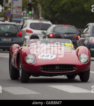 FANO, ITALIE - 16 MAI : Ferrari 500 Spider Scaglietti 1957 CRT L'équipage non identifiés sur une vieille voiture de course en rallye Mille Miglia 2014 la célèbre l'italien Banque D'Images