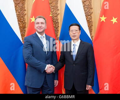 Beijing, Chine. 24 Juin, 2016. Le vice-Premier ministre chinois Zhang Jaili (R), serre la main avec le premier vice-premier ministre Igor Chouvalov à Beijing, capitale de Chine, le 24 juin 2016. Zhang Jaili et Igor Shuvalov co-présidé la troisième réunion du Comité de coopération pour l'investissement sino-russe le vendredi. Credit : Wang Ye/Xinhua/Alamy Live News Banque D'Images