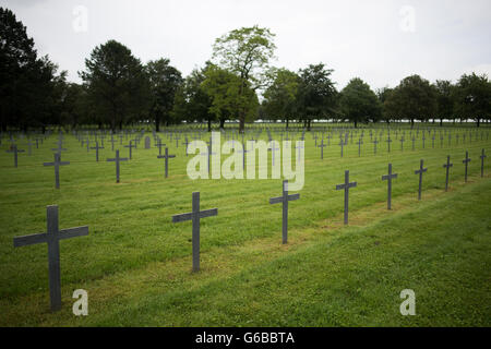 Neuville-St. Vaast, France. 17 Juin, 2016. Une vue sur le cimetière militaire allemand de Neuville-St. Vaast, France, 17 juin 2016. Autour de 44 830 soldats allemands, qui sont morts dans la Première Guerre mondiale, ont été enterré sur le cimetière. Photo : Marius Becker/dpa/Alamy Live News Banque D'Images