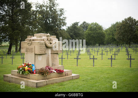 Neuville-St. Vaast, France. 17 Juin, 2016. Une vue sur le cimetière militaire allemand de Neuville-St. Vaast, France, 17 juin 2016. Autour de 44 830 soldats allemands, qui sont morts dans la Première Guerre mondiale, ont été enterré sur le cimetière. Photo : Marius Becker/dpa/Alamy Live News Banque D'Images