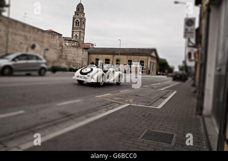 FANO, ITALIE - 16 MAI : BMW une vieille voiture de course en rallye Mille Miglia 2014 la célèbre course historique italien (1927-1957) en mai 2014 Banque D'Images