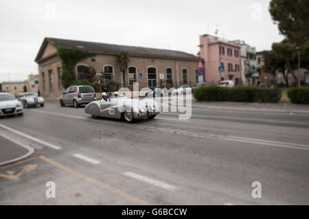 FANO, ITALIE - 16 MAI : BMW 328 roadster vieille voiture de course en rallye Mille Miglia 2014 la célèbre course historique italien (1927-1957) en mai 2014 Banque D'Images