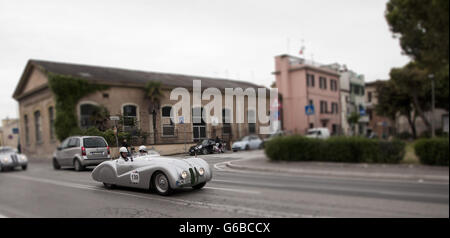 FANO, ITALIE - 16 MAI : BMW 328 roadster vieille voiture de course en rallye Mille Miglia 2014 la célèbre course historique italien (1927-1957) en mai 2014 Banque D'Images