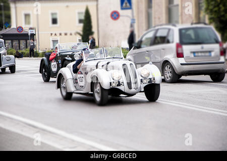 FANO, ITALIE - 16 MAI 1939 : BMW 328 sur une vieille voiture de course en rallye Mille Miglia 2014 la célèbre course historique italien (1927-1957) en mai 2014 Banque D'Images