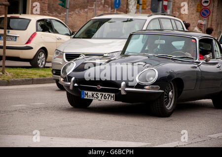 FANO, ITALIE - 16 MAI : Jaguar de l'équipage non identifiés sur une vieille voiture de course en rallye Mille Miglia 2014 la célèbre course historique italien (1927-1957) Banque D'Images