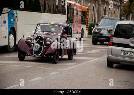 FANO, ITALIE - 16 MAI : FIAT 508 CS MM berlinetta 1935 l'équipage non identifiés sur une vieille voiture de course en rallye Mille Miglia 2014 la célèbre italie historique Banque D'Images