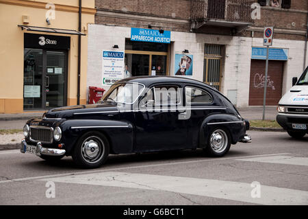 FANO, ITALIE - 16 MAI : Volvo l'équipage non identifiés sur une vieille voiture de course en rallye Mille Miglia 2014 la célèbre course historique italien (1927-1957) Banque D'Images