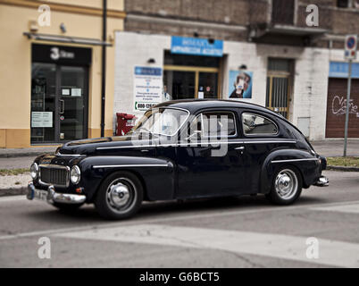 FANO, ITALIE - 16 MAI : Volvo l'équipage non identifiés sur une vieille voiture de course en rallye Mille Miglia 2014 la célèbre course historique italien (1927-1957) Banque D'Images