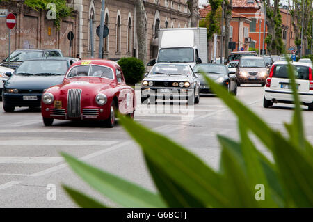 FANO, ITALIE - 16 MAI : FIAT 1100 S berlinetta 1948 Gobbone et Lancia. 2014, 1939L'équipage non identifiés sur une vieille voiture de course en rallye Mille Miglia 2014 Banque D'Images