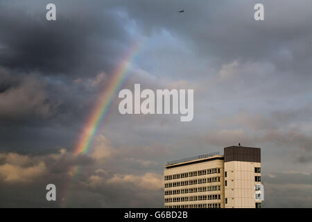 Londres, Royaume-Uni. 23 Juin, 2016. Météo France : arc-en-ciel colorés se brise après une brève averse sur immeubles de grande hauteur dans le sud-est de Londres Crédit : Guy Josse/Alamy Live News Banque D'Images