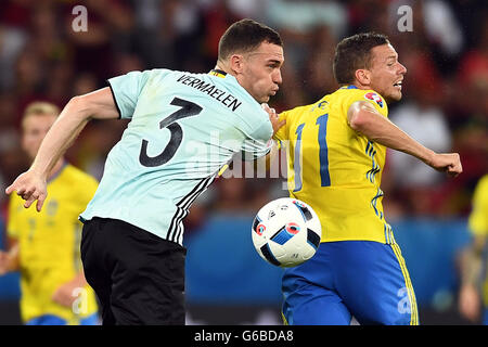 Nice, France. 22 Juin, 2016. Le Suédois Marcus Berg (R) défis pour la balle avec la Belgique's Thomas Vermaelen pendant l'UEFA Euro 2016 Groupe e match de football entre la Suède contre au stade de Nice à Nice, France, 22 juin 2016. Droit à l'arbitre allemand Felix Brych. Photo : Federico Gambarini/dpa/Alamy Live News Banque D'Images