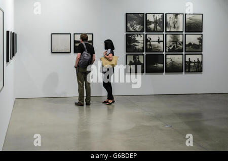 Madrid, Espagne, 24 juin 2016 st. Avis de certains visiteurs PhotoEspaña montre de la photographe Inge Morath (1923-2002) dans l'espace de la Fondation Telefónica, Madrid, Espagne. Credit : Enrique Davó/Alamy Live News Banque D'Images