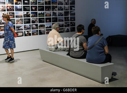 Madrid, Espagne, 24 juin 2016 st. Vue de quelques images et un visiteurs PhotoEspaña montre de la photographe Inge Morath (1923-2002) dans l'espace de la Fondation Telefónica, Madrid, Espagne. Credit : Enrique Davó/Alamy Live News Banque D'Images