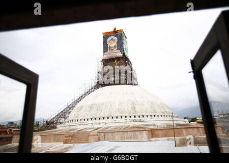 Katmandou, Népal. 24 Juin, 2016. Des ouvriers népalais escalader le stupa de Boudhanath, Site du patrimoine mondial de l'UNESCO en ce moment en reconstruction après le séisme de l'an dernier à Katmandou (Népal) le vendredi 24 juin, 2016. L'actrice Michelle était au Népal au cours de l'an dernier séisme le 25 avril et elle revisite à nouveau pour voir les progrès sur la reconstruction après le séisme dévastateur qui a tué plus de 9 000 personnes et laissé des milliers de personnes déplacées et de blessés. © Skanda Gautam/ZUMA/Alamy Fil Live News Banque D'Images