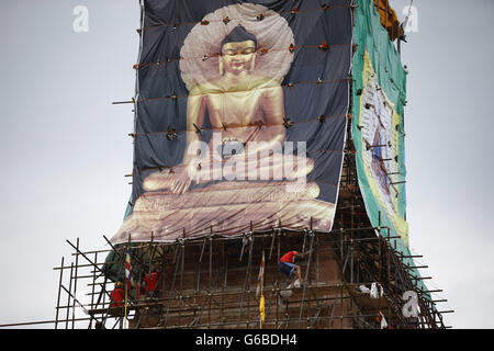 Katmandou, Népal. 24 Juin, 2016. Des ouvriers népalais escalader le stupa de Boudhanath, Site du patrimoine mondial de l'UNESCO en ce moment en reconstruction après le séisme de l'an dernier à Katmandou (Népal) le vendredi 24 juin, 2016. L'actrice Michelle était au Népal au cours de l'an dernier séisme le 25 avril et elle revisite à nouveau pour voir les progrès sur la reconstruction après le séisme dévastateur qui a tué plus de 9 000 personnes et laissé des milliers de personnes déplacées et de blessés. © Skanda Gautam/ZUMA/Alamy Fil Live News Banque D'Images