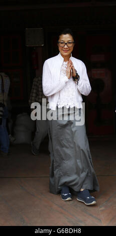 Katmandou, Népal. 24 Juin, 2016. Chinese-Malaysian et actrice Michelle Yeoh ambassadeur de bonne volonté du PNUD, des gestes aussi qu'elle visite le stupa de Boudhanath, Site du patrimoine mondial de l'UNESCO à Katmandou (Népal) le vendredi 24 juin, 2016. L'actrice Michelle était au Népal au cours de l'an dernier séisme le 25 avril et elle revisite à nouveau pour voir les progrès sur la reconstruction après le séisme dévastateur qui a tué plus de 9 000 personnes et laissé des milliers de personnes déplacées et de blessés. © Skanda Gautam/ZUMA/Alamy Fil Live News Banque D'Images