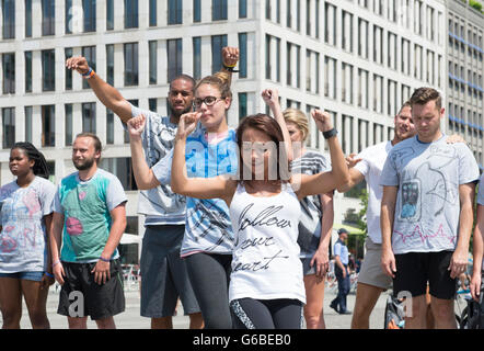 Les membres de l'Initiative Européenne (AE) présentant une pièce de théâtre y compris la danse à Pariser Platz à Berlin, Allemagne, 24 juin 2016. L'US-étudiants américains séjour à Berlin pour un mois et présente du théâtre, de la danse et le chant à des endroits différents chaque jour. Leur idée est de construire un pont spirituel entre l'Amérique et l'Europe. PHOTO : PAUL ZINKEN/dpa Banque D'Images