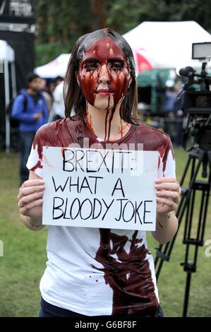 Brexit manifestant verse de faux sang sur elle-même le jour de l'UE résultat de ce référendum, London, UK Banque D'Images