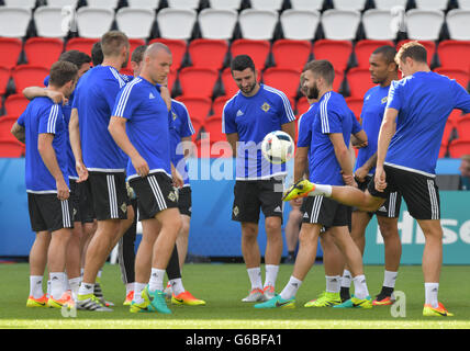 L'Irlande du Nord de football joueurs en action pendant une session de formation de l'équipe nationale de soccer au Parc des Princes, France, 24 juin 2016. L'Irlande du Nord fera face au Pays de Galles dans un UEFA EURO 2016 ronde de 16 à Paris le 25 juin 2016. Photo : Peter Kneffel/dpa Banque D'Images