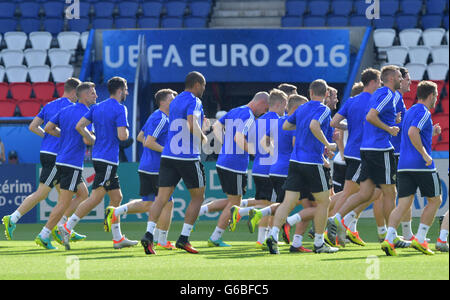 L'Irlande du Nord les joueurs de soccer national warm-up pendant une session de formation de l'équipe nationale de soccer au Parc des Princes, France, 24 juin 2016. L'Irlande du Nord fera face au Pays de Galles dans un UEFA EURO 2016 ronde de 16 à Paris le 25 juin 2016. Photo : Peter Kneffel/dpa Banque D'Images