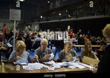 Glasgow, Royaume-Uni. 23 Juin, 2016. Les urnes contenant les votes arrivent dans l'arène unis pour lancer le compte des voix, que le vote a lieu sur le Royaume-Uni le référendum sur l'adhésion à l'Union européenne, à Glasgow, Ecosse, le 23 juin 2016. Crédit : Jeremy sutton-hibbert/Alamy Live News Banque D'Images