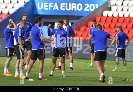 L'Irlande du Nord de football joueurs en action pendant une session de formation de l'équipe nationale de soccer au Parc des Princes, France, 24 juin 2016. L'Irlande du Nord fera face au Pays de Galles dans un UEFA EURO 2016 ronde de 16 à Paris le 25 juin 2016. Photo : Peter Kneffel/dpa Banque D'Images