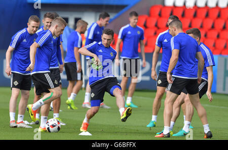 L'Irlande du Nord de football joueurs en action pendant une session de formation de l'équipe nationale de soccer au Parc des Princes, France, 24 juin 2016. L'Irlande du Nord fera face au Pays de Galles dans un UEFA EURO 2016 ronde de 16 à Paris le 25 juin 2016. Photo : Peter Kneffel/dpa Banque D'Images