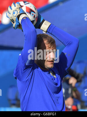 L'Irlande du Nord les joueurs de soccer national du gardien Roy Carroll en action pendant une session de formation de l'équipe nationale de soccer au Parc des Princes, France, 24 juin 2016. L'Irlande du Nord fera face au Pays de Galles dans un UEFA EURO 2016 ronde de 16 à Paris le 25 juin 2016. Photo : Peter Kneffel/dpa Banque D'Images