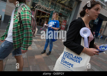 Glasgow, Royaume-Uni. 23 Juin, 2016. Melodie Emre (en robe à fleurs, lunettes sur la tête), un professeur de langue française les mains hors des tracts pour la campagne 'Rester' dans la rue Buchanan, que le vote a lieu sur le Royaume-Uni le référendum sur l'adhésion à l'Union européenne, à Glasgow, Ecosse, le 23 juin 2016. Crédit : Jeremy sutton-hibbert/Alamy Live News Banque D'Images