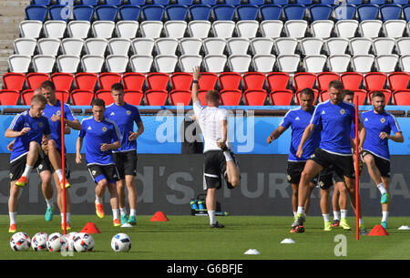 L'Irlande du Nord de football joueurs en action pendant une session de formation de l'équipe nationale de soccer au Parc des Princes, France, 24 juin 2016. L'Irlande du Nord fera face au Pays de Galles dans un UEFA EURO 2016 ronde de 16 à Paris le 25 juin 2016. Photo : Peter Kneffel/dpa Banque D'Images