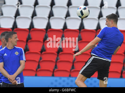 L'Irlande du Nord Craig Cathcart (R) dirige la balle comme coéquipier Chris Baird regarde sur pendant une session de formation de l'équipe nationale de soccer au Parc des Princes, France, 24 juin 2016. L'Irlande du Nord fera face au Pays de Galles dans un UEFA EURO 2016 ronde de 16 à Paris le 25 juin 2016. Photo : Peter Kneffel/dpa Banque D'Images