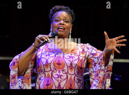 Prague, République tchèque. 24 Juin, 2016. La chanteuse américaine de jazz, Diane Reeves effectue en direct durant Prague Proms Festival à Prague, République tchèque le 24 juin 2016. © Katerina Sulova/CTK Photo/Alamy Live News Banque D'Images