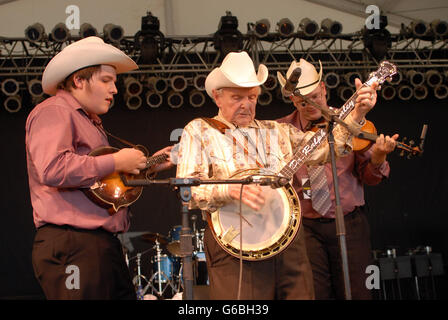 24 juin 2016 - Fichier - pionnier de la musique bluegrass RALPH STANLEY est mort jeudi à l'âge de 89 ans. Le "patriarche" de la musique des Appalaches qui avec son frère Carter a contribué à élargir et populariser le genre qui est devenu connu sous le nom de bluegrass, morts de difficultés avec le cancer de la peau. Sur la photo : jun 17 2007 - Manchester, TN, USA - le légendaire musicien Bluegrass DR. Ralph Stanley et le Clinch Mountain Boys en Concert comme il y tournée 2007 rend un arrêt au Bonnaroo Music & Arts Festival qui attire plus de 90 000 fans de musique que participer à la 4 jours du festival qui a lieu à Manchester. (Crédit Image : © Jason M Banque D'Images