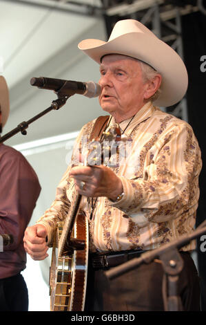 24 juin 2016 - Fichier - pionnier de la musique bluegrass RALPH STANLEY est mort jeudi à l'âge de 89 ans. Le "patriarche" de la musique des Appalaches qui avec son frère Carter a contribué à élargir et populariser le genre qui est devenu connu sous le nom de bluegrass, morts de difficultés avec le cancer de la peau. Sur la photo : jun 17 2007 - Manchester, TN, USA - le légendaire musicien Bluegrass DR. Ralph Stanley et le Clinch Mountain Boys en Concert comme il y tournée 2007 rend un arrêt au Bonnaroo Music & Arts Festival qui attire plus de 90 000 fans de musique que participer à la 4 jours du festival qui a lieu à Manchester. (Crédit Image : © Jason M Banque D'Images