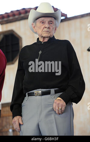 24 juin 2016 - Fichier - pionnier de la musique bluegrass RALPH STANLEY est mort jeudi à l'âge de 89 ans. Le "patriarche" de la musique des Appalaches qui avec son frère Carter a contribué à élargir et populariser le genre qui est devenu connu sous le nom de bluegrass, morts de difficultés avec le cancer de la peau. Sur la photo : Apr 28, 2012 - Indio, California, USA - Musicien Ralph Stanley il se produit dans le cadre de la diligence 2012 California's Country Music Festival qui aura lieu à l'Empire Polo Field. Les trois jours du festival permettra d'attirer des milliers de fans pour voir une variété d'artiste sur trois étapes. (Crédit Image : © Ja Banque D'Images